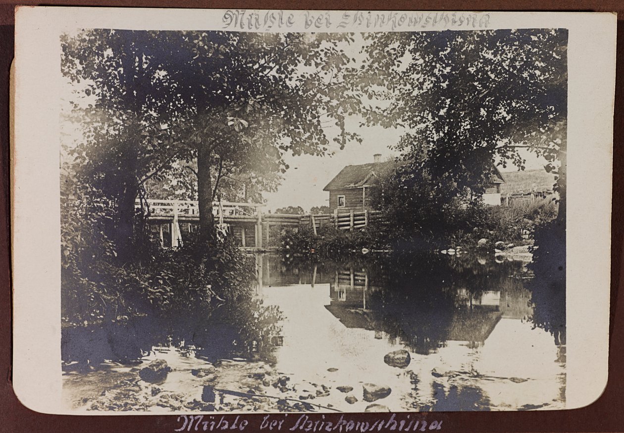 První světová válka: „Ukrajina v letech 1914-1916 během invaze německé armády. Most přes řeku (č/b foto) od Heldenfriedhof Dsessentniki (attr. to)