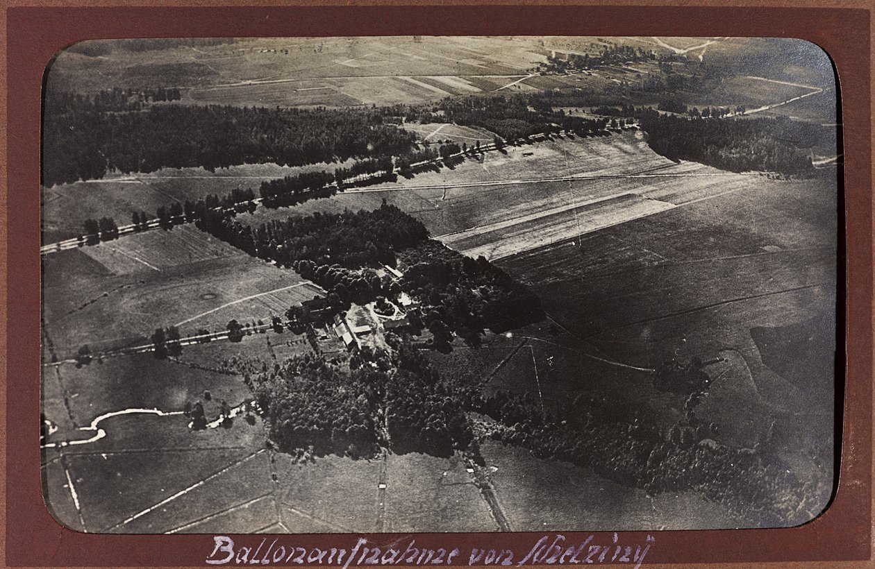 První světová válka: „Ukrajina v letech 1914-1916 během invaze německé armády. Letecký pohled (černobílá fotografie) od Heldenfriedhof Dsessentniki (attr. to)