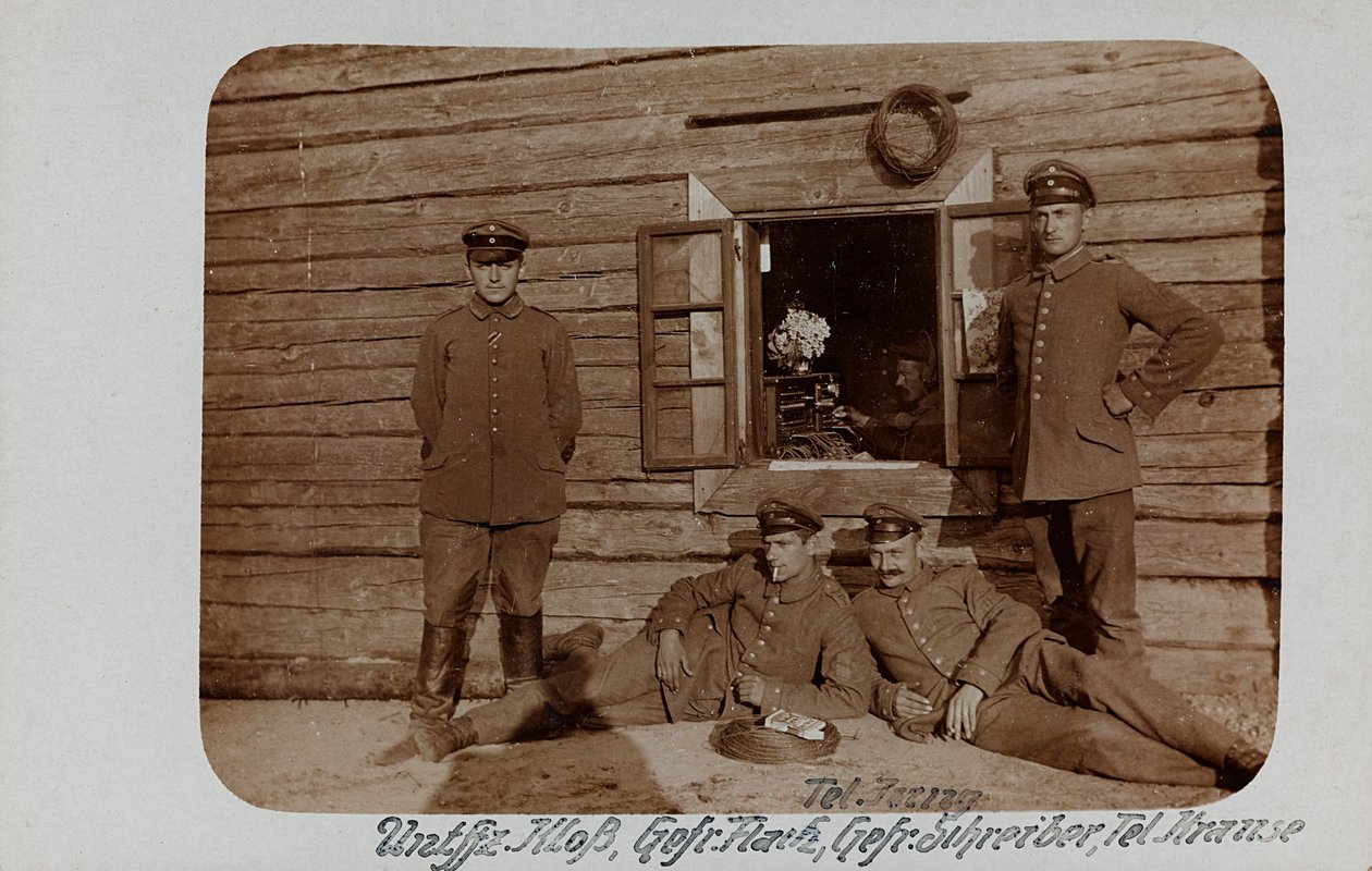 První světová válka: „Ukrajina v letech 1914-1916 během invaze německé armády. Skupina vojáků (č/b foto) od Heldenfriedhof Dsessentniki (attr. to)