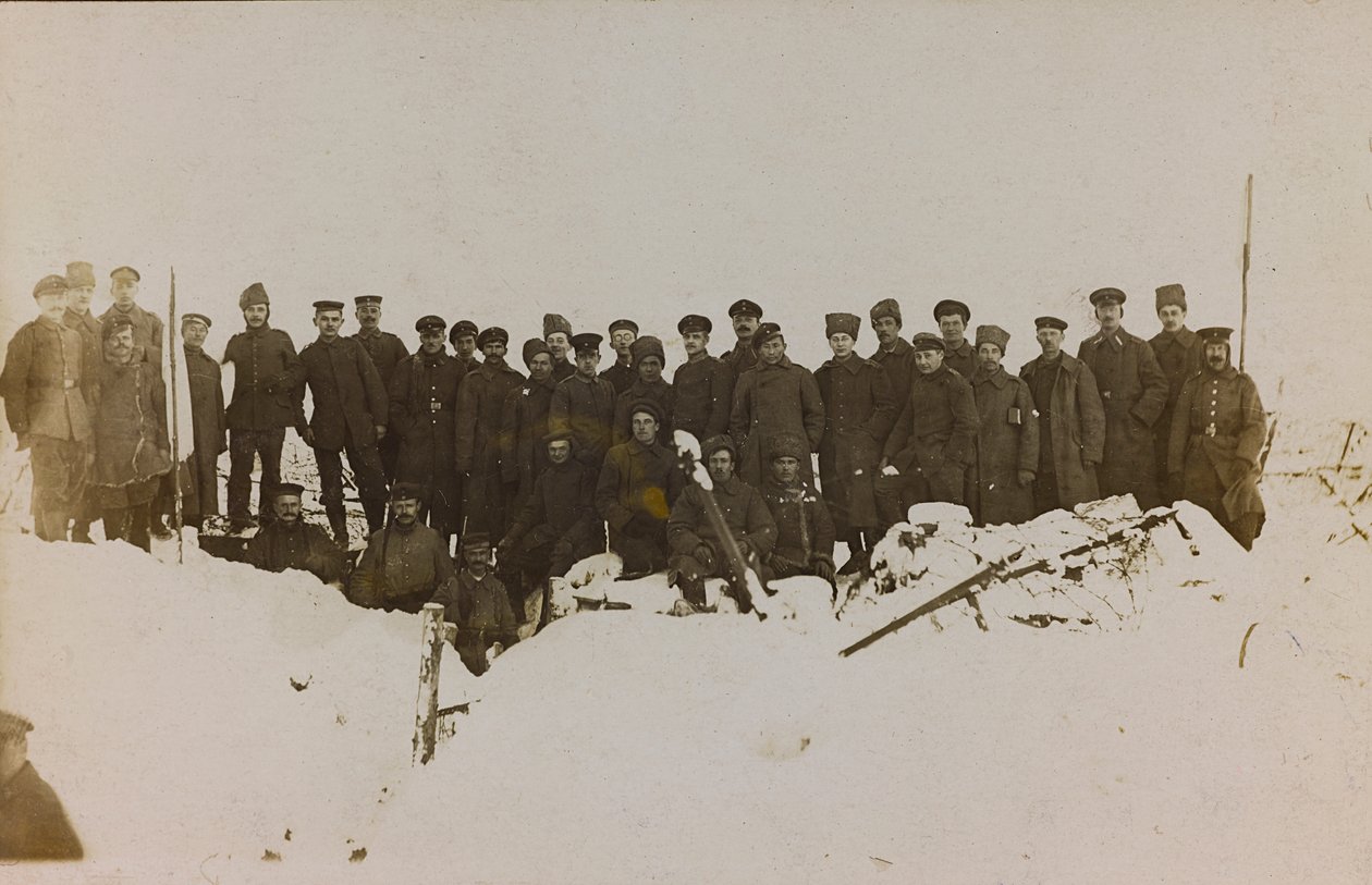 První světová válka: „Ukrajina v letech 1914-1916 během invaze německé armády. Skupina vojáků (č/b foto) od Heldenfriedhof Dsessentniki (attr. to)
