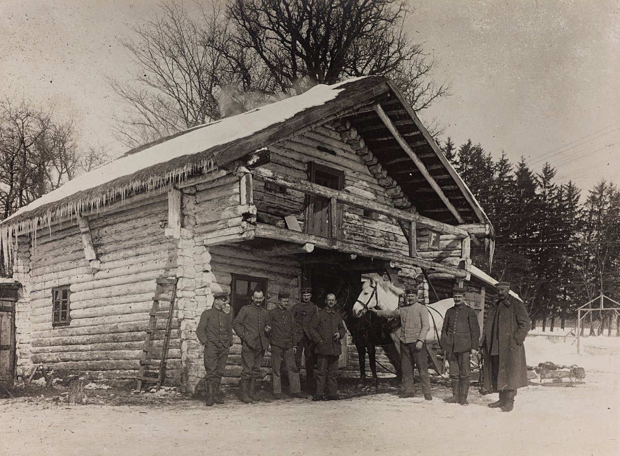 První světová válka: „Ukrajina v letech 1914-1916 během invaze německé armády. Vojenská přední část domu (černobílá fotografie) od Heldenfriedhof Dsessentniki (attr. to)