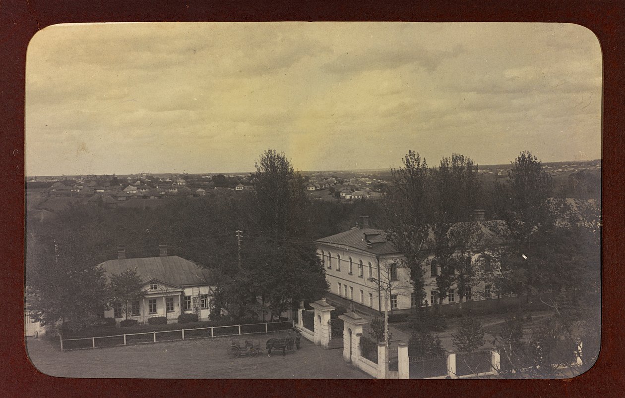 První světová válka: „Ukrajina v letech 1914-1916 během invaze německé armády. Pohled na město (černobílá fotografie) od Heldenfriedhof Dsessentniki (attr. to)