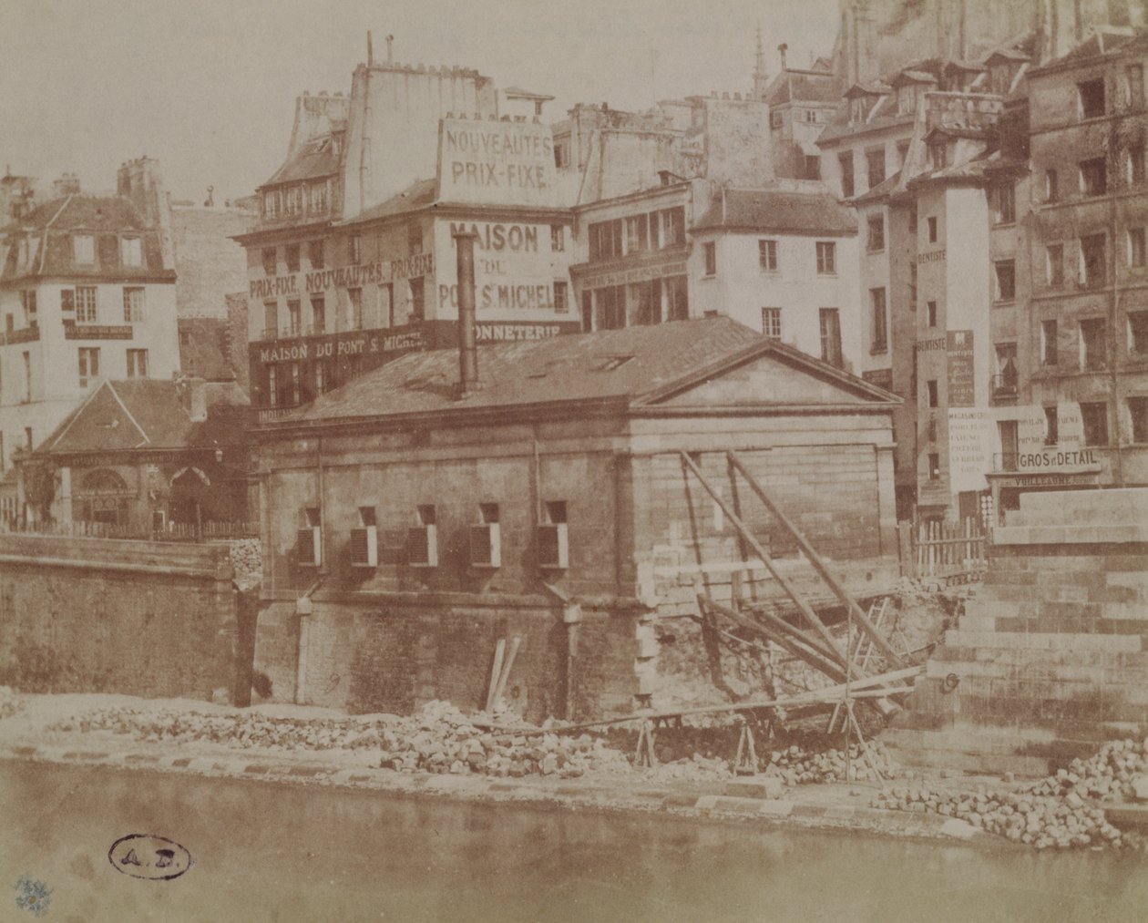 Pohled na staré pařížské domy při pohledu na Pont St.Michel, cca 1851 (kalotypová fotografie) od Henri Jean Louis Le Secq