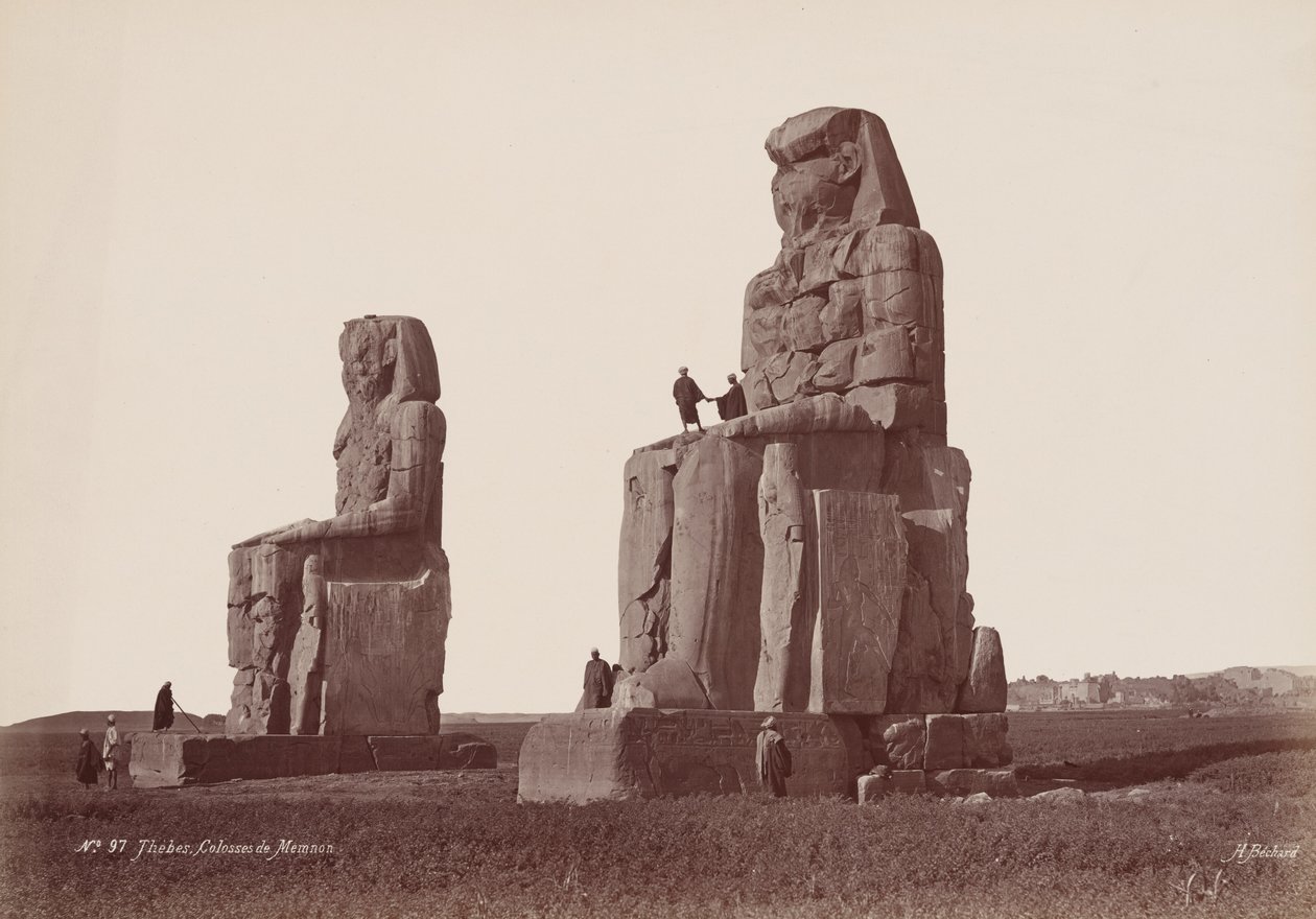 Théby, Memnonovy kolosy (Thebes, Colosses de Memnon), 70. léta 19. století (foto) od Henri Béchard