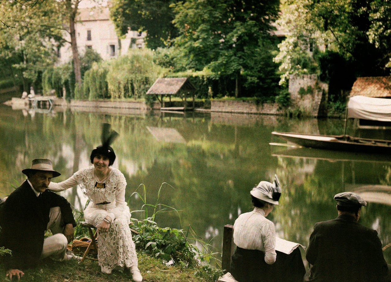 Jídlo na břehu řeky v Montigny, Francie, kolem 1920-25 (autochrom) od Henri Chouanard