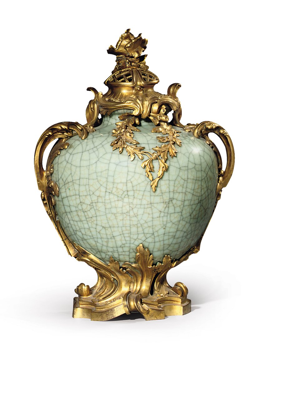 Jedna z páru váz a obalů ve stylu Ludvíka XV, pasparty datované v roce 1883, porcelán konec osmnáctého a začátek devatenáctého století (čínský porcelán celadon na ormolu) od Henri Dasson