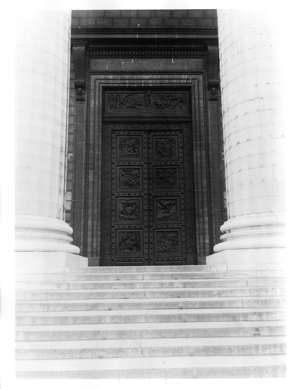 Pohled na dveře Madeleine s osmi reliéfními deskami s výjevy z Dekalogu a Starého zákona (bronz) od Henri Joseph Francois de, baron Triqueti