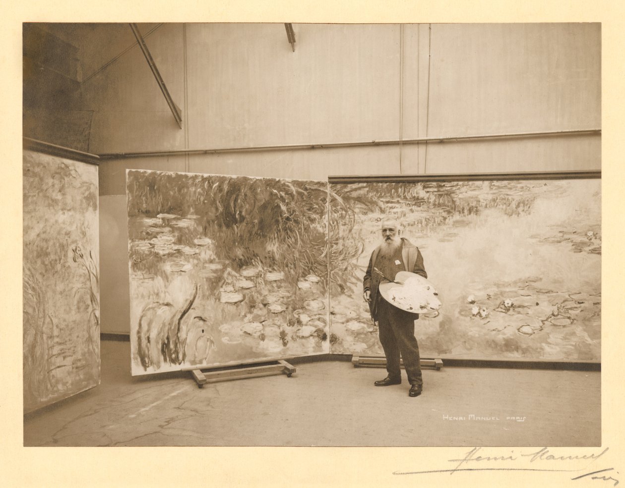 Claude Monet (1840-1926) před svými obrazy „The Waterlilies“ ve svém ateliéru v Giverny od Henri Manuel
