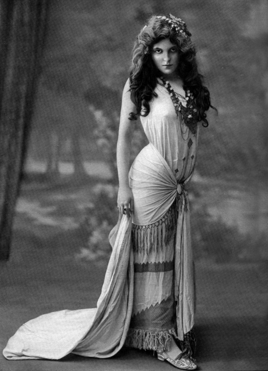 Francouzská herečka Christiane Mancini jako Aiescha ve hře "Les hommes de proie", Champigny, Francie, fotografie Henriho Manuela z francouzského listu "Le Theatre" září 1907 od Henri Manuel