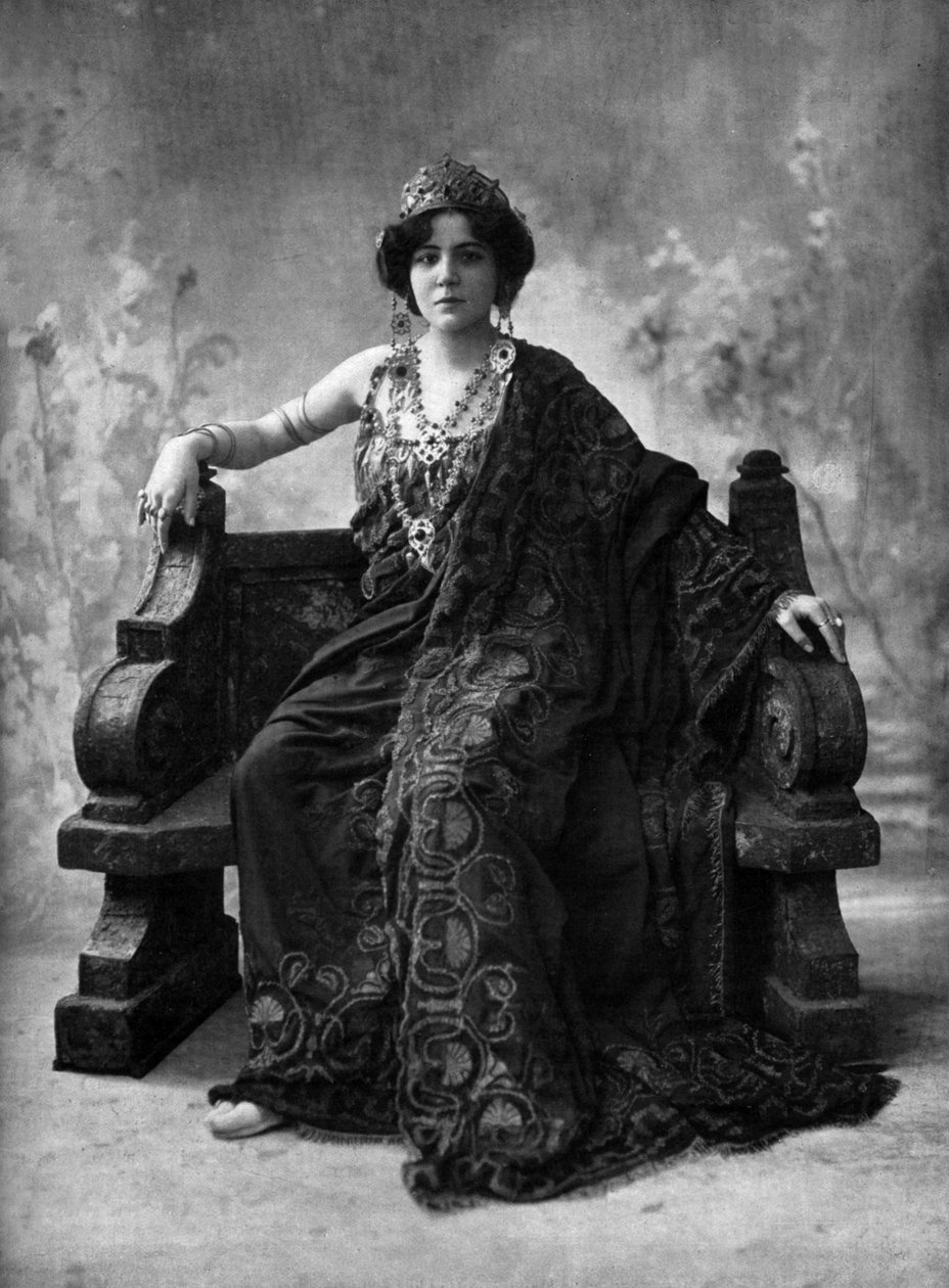 Francouzská sopranistka Suzanne Brohly jako Clytemnestre v opeře "Iphigenie en Aulide", Paříž, foto Henri Manuel z francouzského papíru "Le Theatre" duben 1908 od Henri Manuel