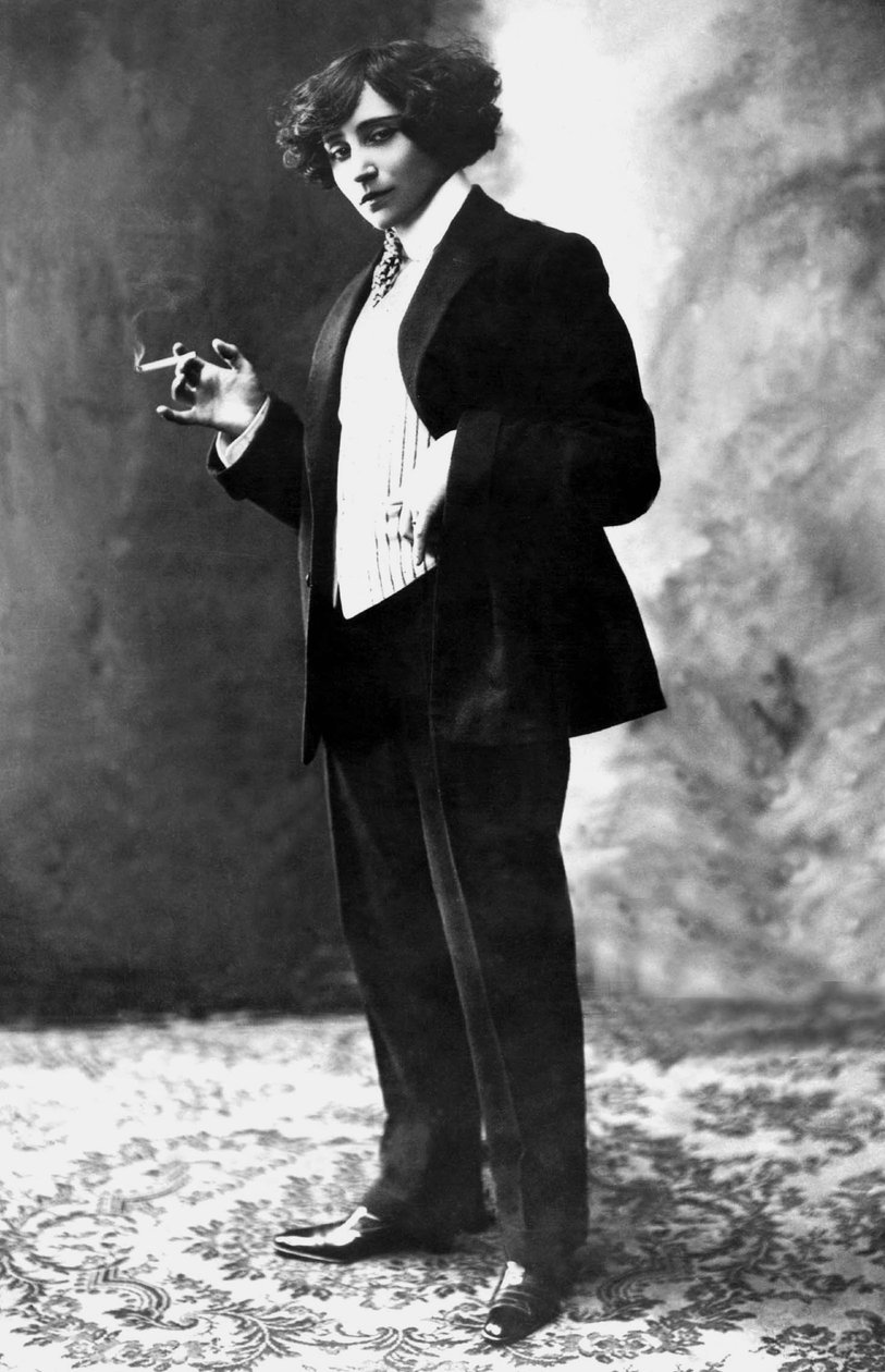 Francouzská spisovatelka Colette (1873-1954) v mužském obleku a kouří, fotografoval Henri Manuel, c. 1909 od Henri Manuel