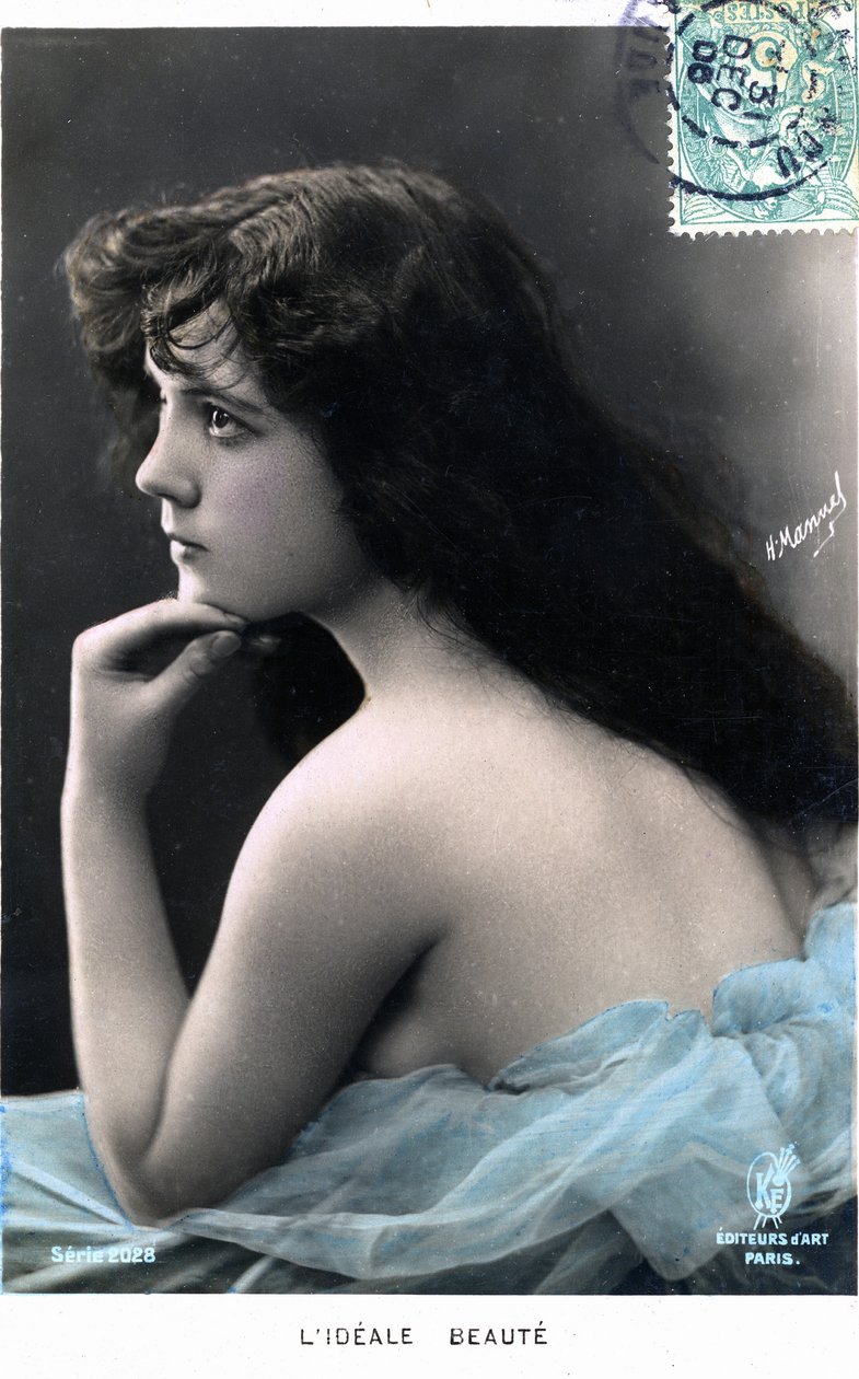 Ideál krásy: mladá žena s dlouhými vlasy (pravděpodobně tanečnice Véréna z Folies Bergères), pohlednice 1905 (foto) od Henri Manuel