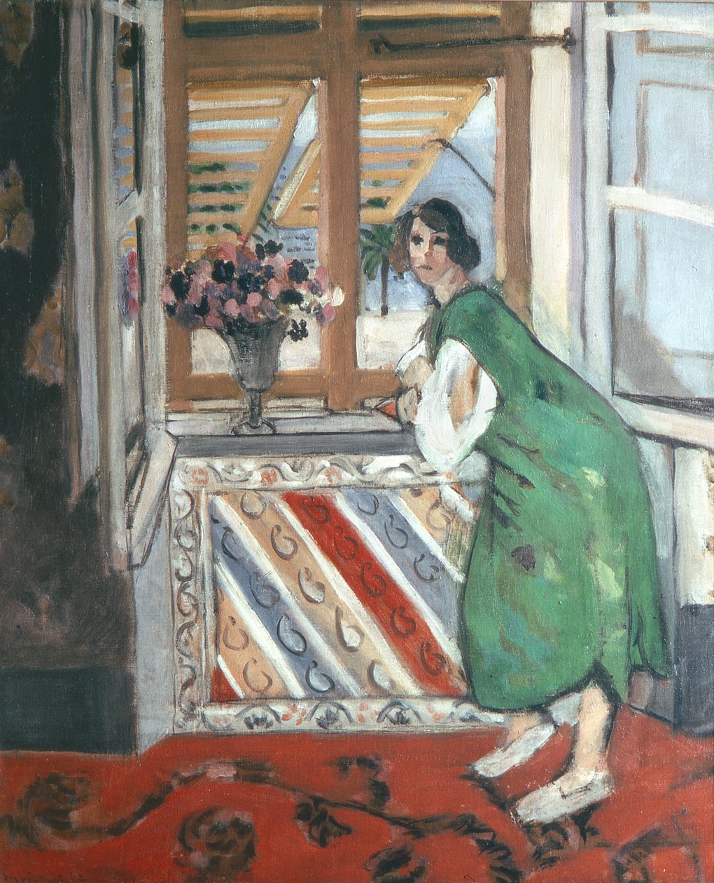 Interiér v Nice: mladá žena v zelených šatech opřená o okno od Henri Matisse