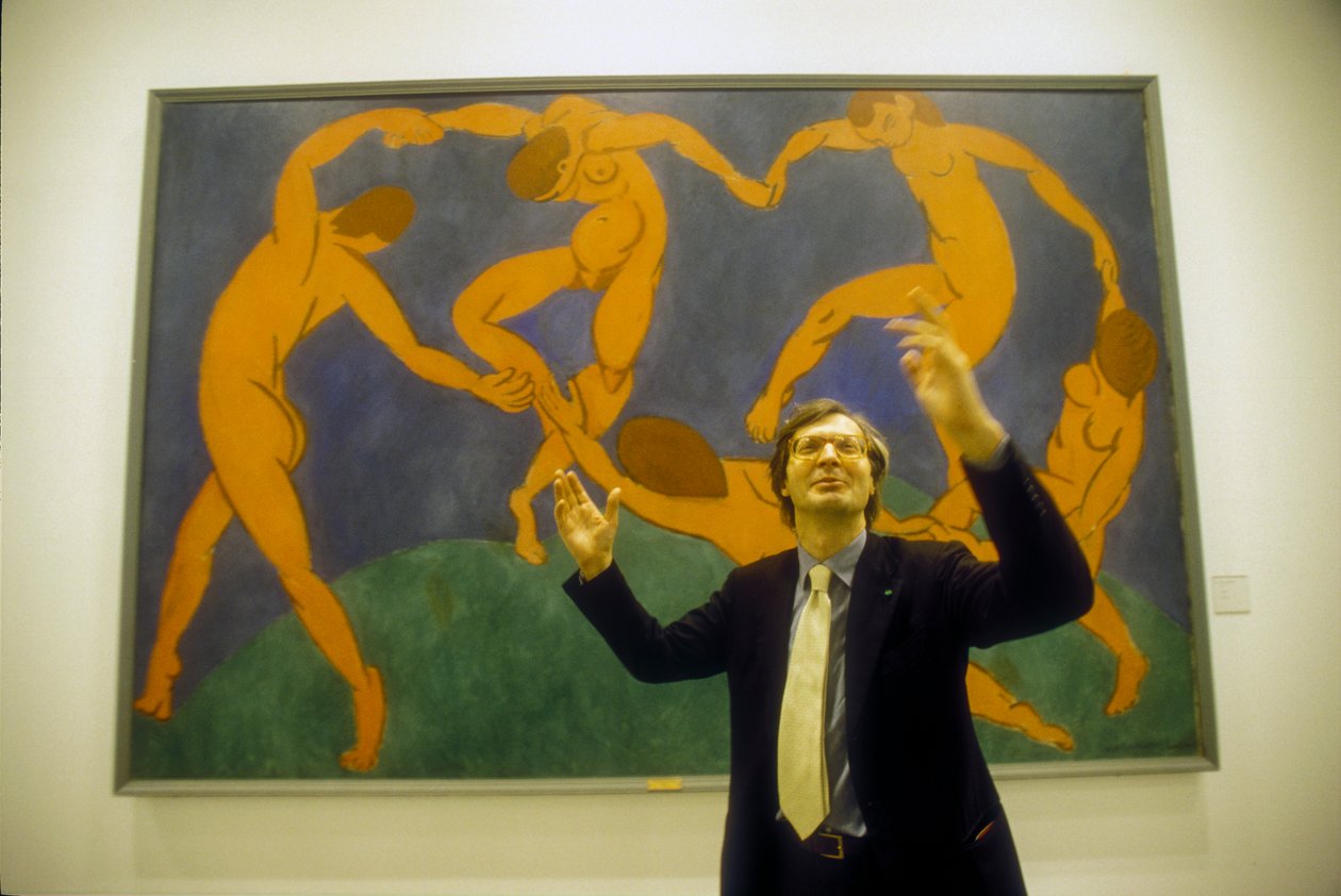 Řím, Quirinal Stables, 2000. Italský kritik umění Vittorio Sgarbi před obrazem "Tanec" od Henriho Matisse na výstavě "Sto mistrovských děl Ermitáže" (foto) od Henri Matisse