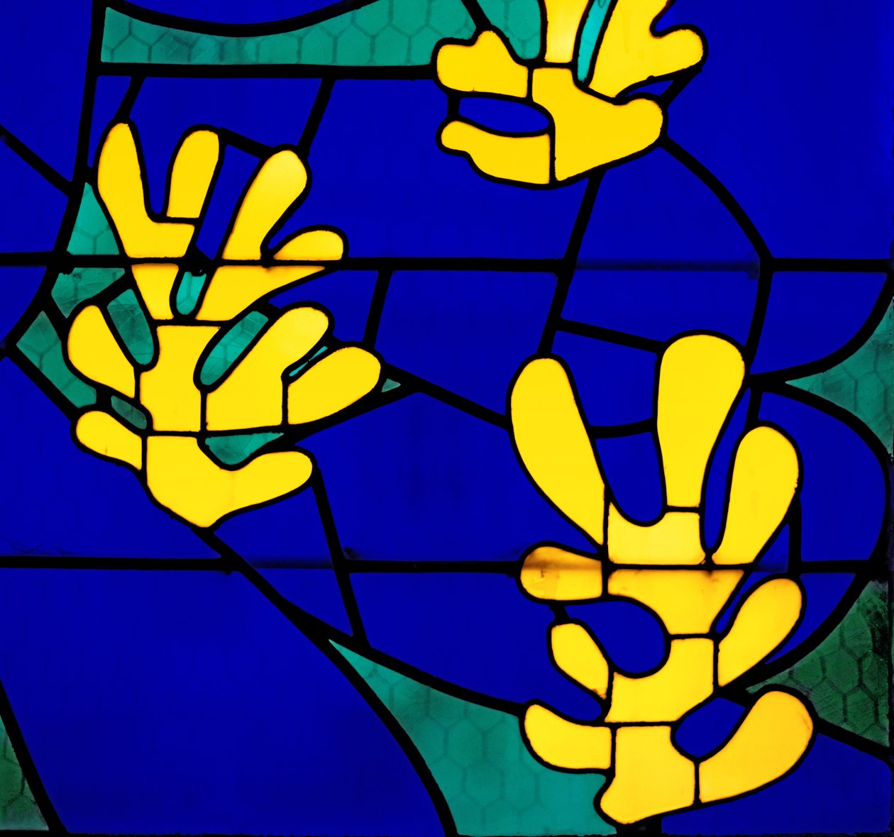 Vitráž "Strom života" za oltářem v Růžencové kapli ve Vence od Henri Matisse