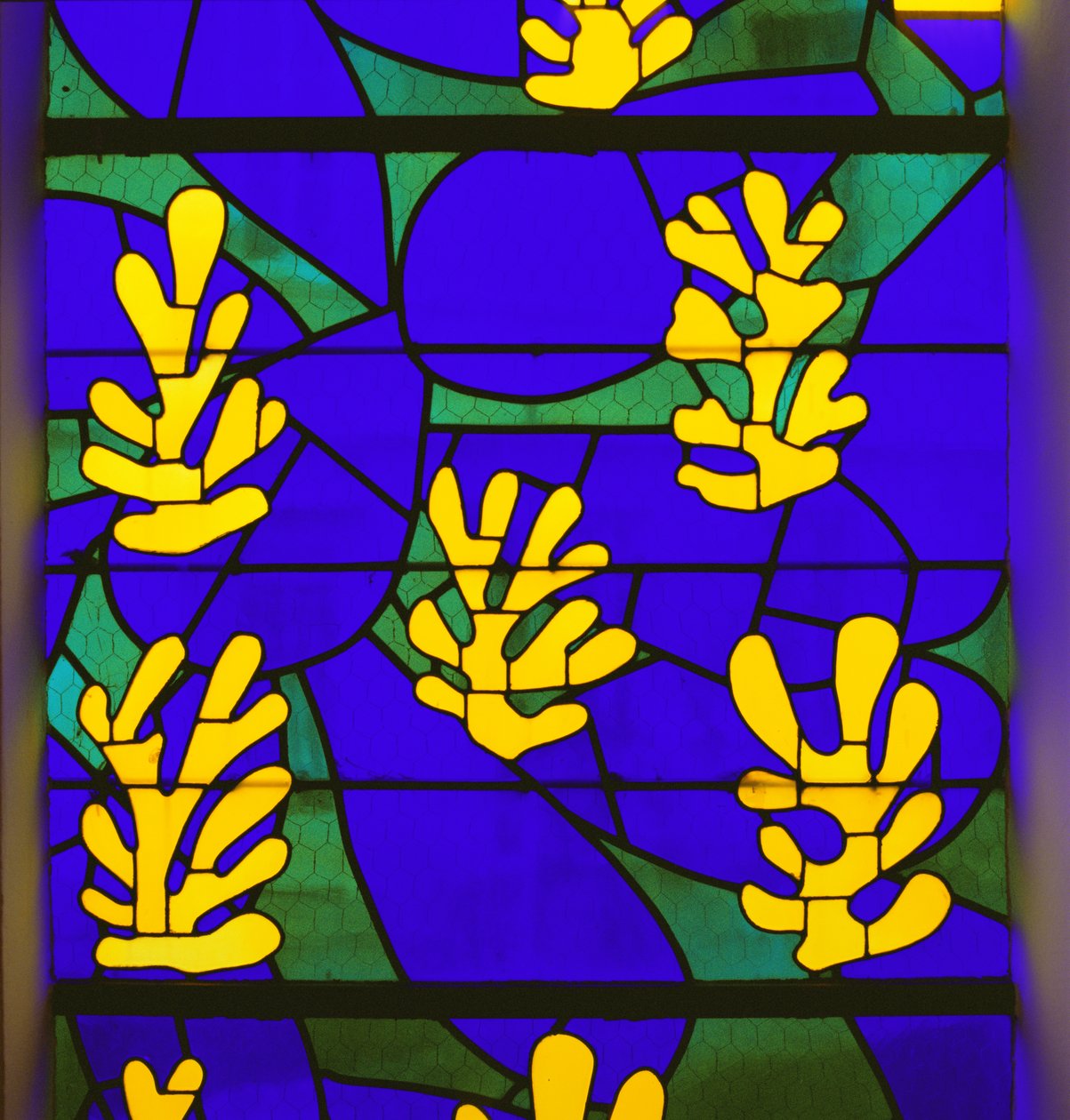 Vitráž "Strom života" za oltářem v Růžencové kapli ve Vence od Henri Matisse