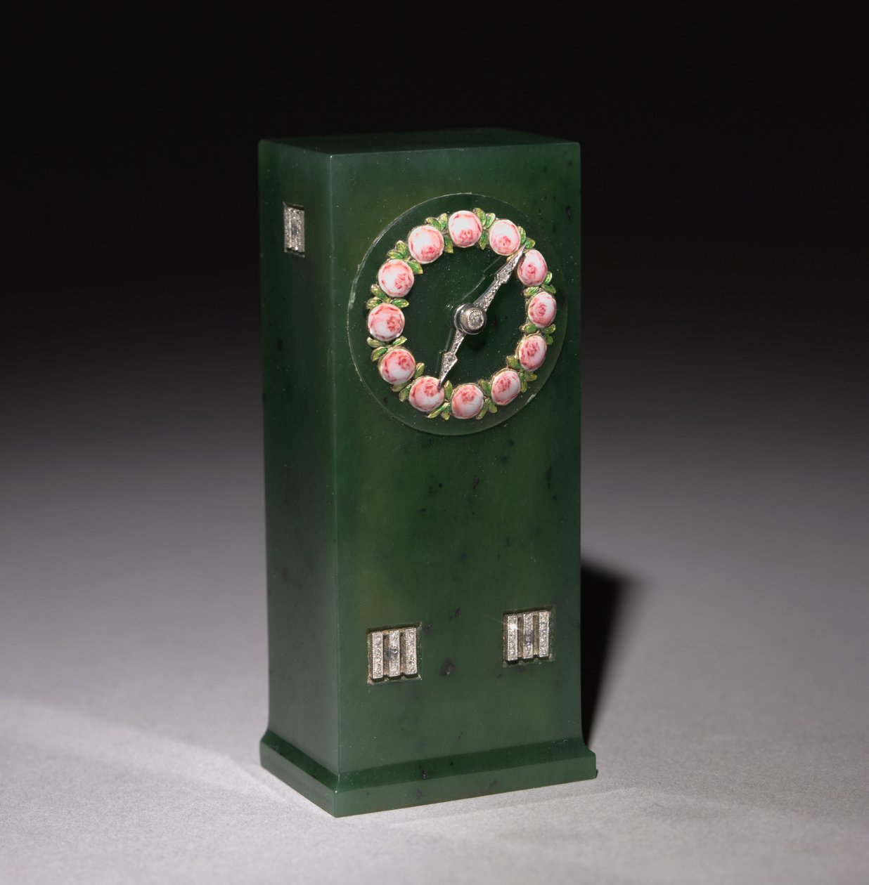 Hodiny, firma Peter Carl Fabergé (1846-1920), po roce 1903 (nefrit, zlato, smalt, diamanty) od Henrik Wigstrom