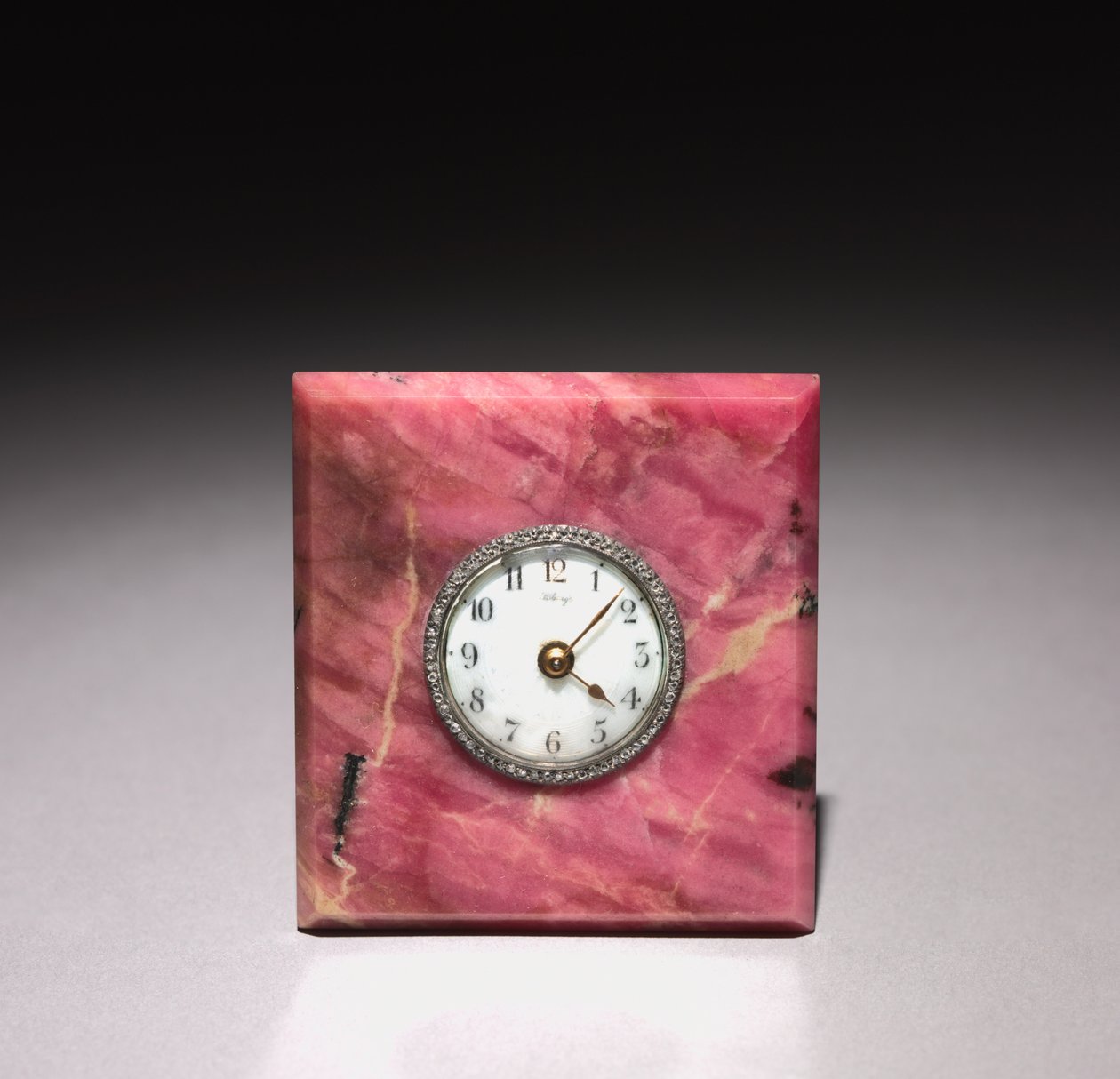 Hodiny, firma Peter Carl Fabergé (1846-1920), po roce 1903 (rodonit, stříbro, email, diamanty) od Henrik Wigstrom