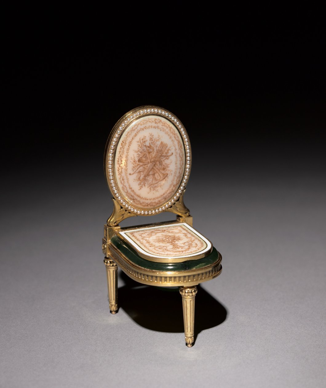 Miniaturní bidet, firma Peter Carl Fabergé od Henrik Immanuel Wigström