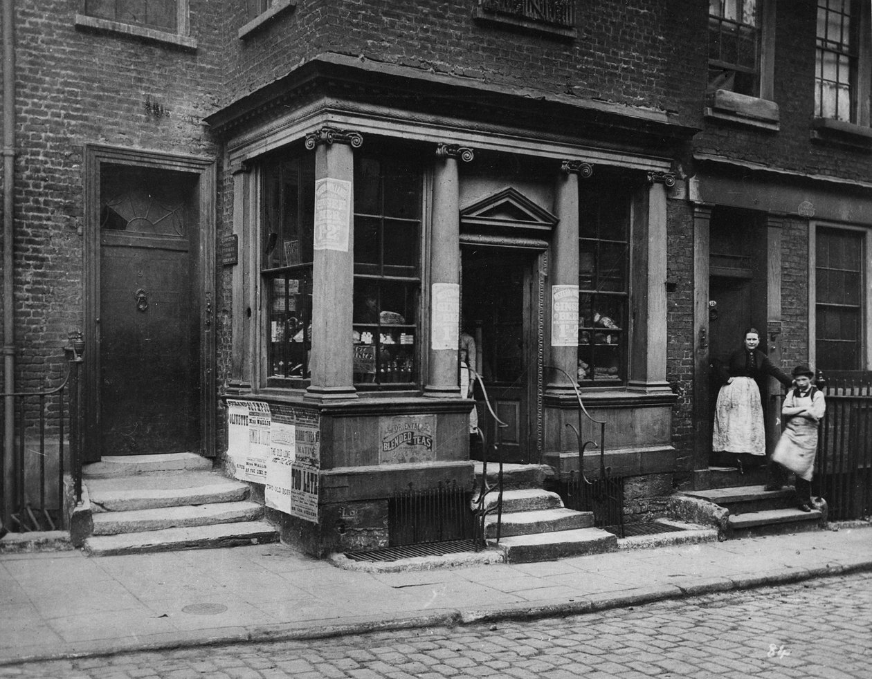 Obchod, Macclesfield Street, c.1883 od Henry Dixon