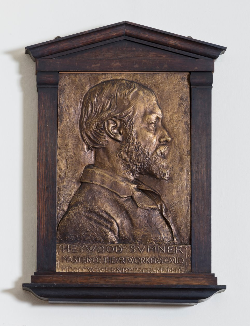 Plaketa s Heywoodem Sumnerem, designérem od Henry Alfred Pegram