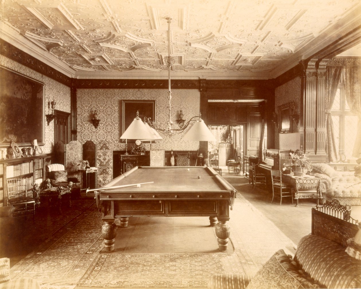 Billiard Room v Ascott House, Buckinghamshire od Henry Bedford Lemere