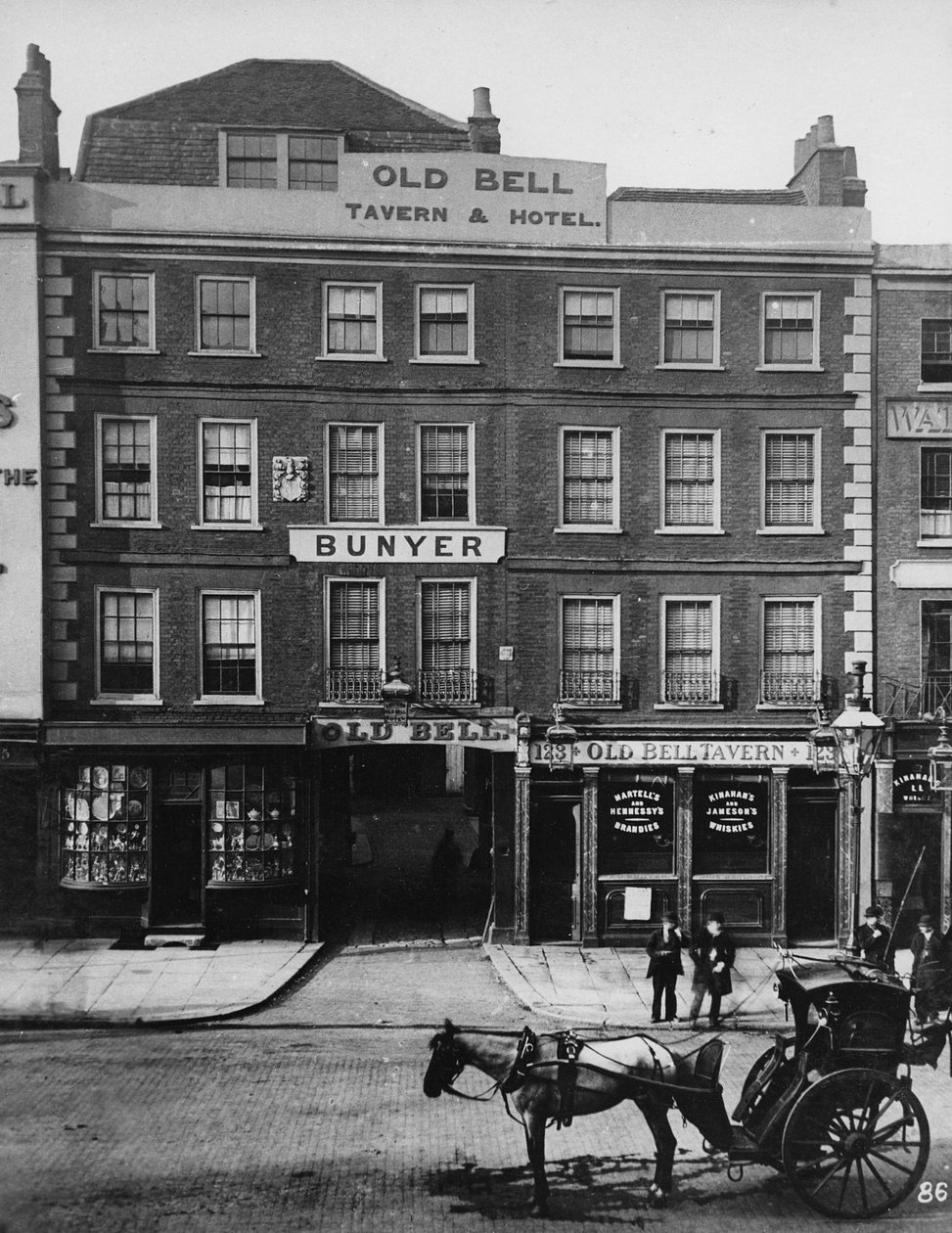 The Old Bell Inn, High Holborn, kolem roku 1884 od Henry Dixon