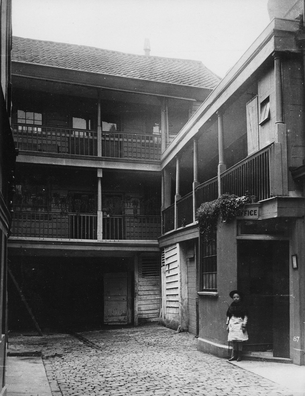 The Old Bell Inn, High Holborn, vnitřní nádvoří, c.1884 od Henry Dixon