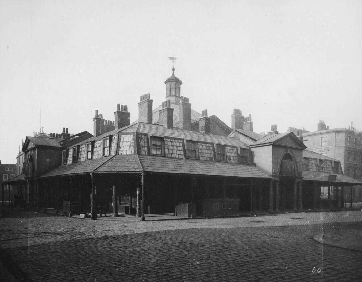 Oxford Market House, Great Titchfield Street, severně od Oxford Street, c.1880 od Henry Dixon