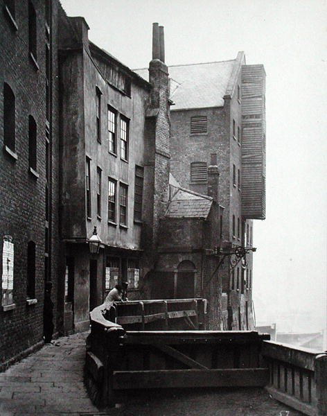 Pohled na postavy v St. Mary Overie Dock, Bankside od Henry Dixon