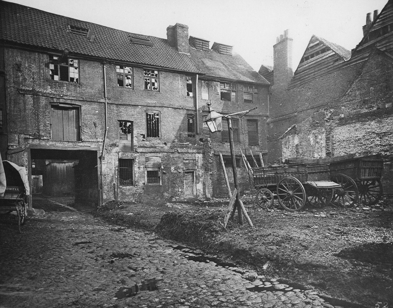 White Hart Inn Yard, Southwark, cca 1881 od Henry Dixon