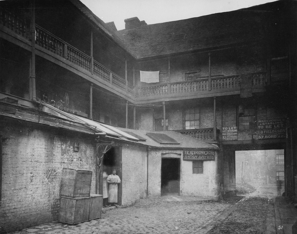White Hart Inn Yard, Southwark, kolem roku 1881 od Henry Dixon