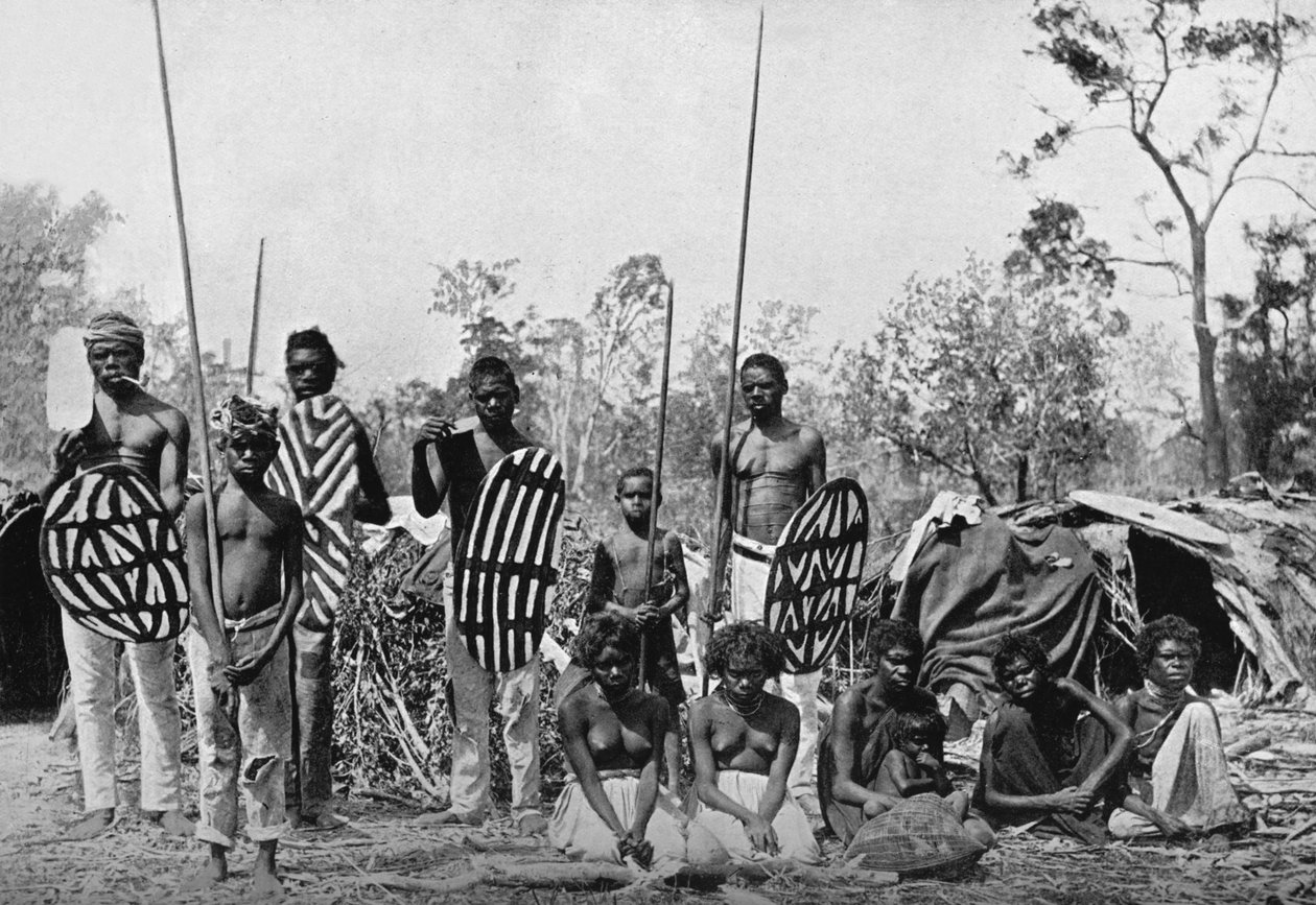 Skupina domorodců z Queenslandu nesoucích kopí a štíty, 1902 od Henry King