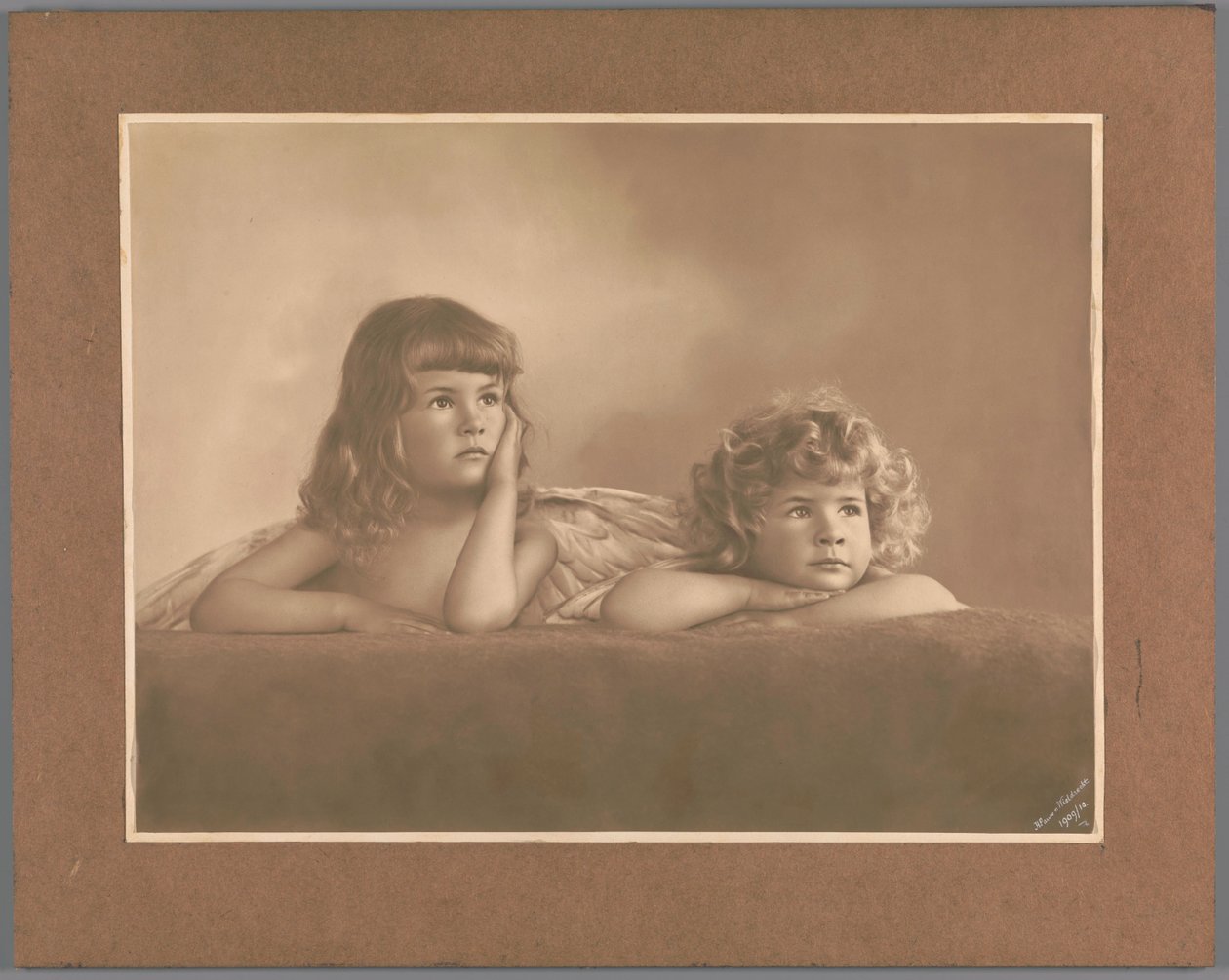 Portrét Agnes Renée a Irène Heloïse Pauw van Wieldrecht, dcer fotografa, v póze vypůjčené od puttiho na Raphaelově Sixtinské madoně (Drážďany, Galerie Alte Meister) od Henry Pauw van Wieldrecht