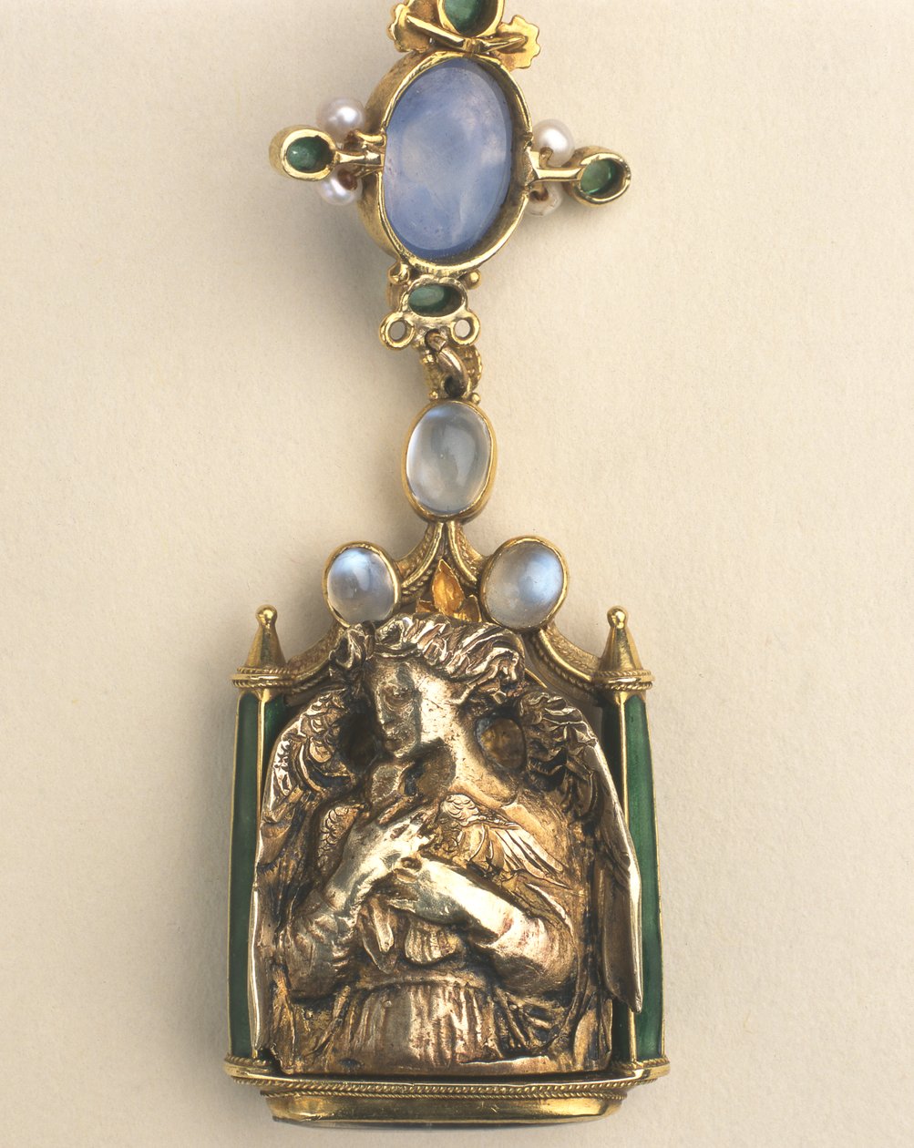 Detail oboustranného přívěsku, cca 1907-10 (kombinovaná technika) od Henry Wilson