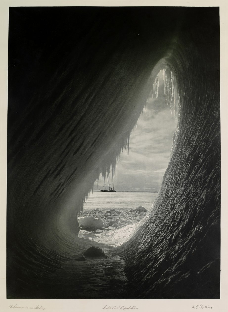 Jeskyně v ledovci; Scotts Last Expedition, Britská antarktická expedice od Herbert Ponting