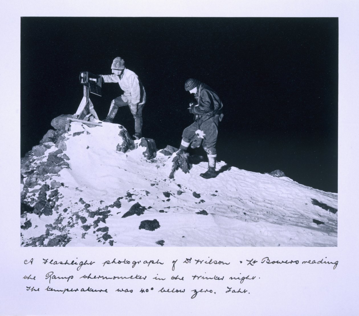 Fotografie Dr. Wilsona a poručíka Bowerse, jak odečítají teploměr na rampě. Teplota byla 40 stupňů pod nulou Farenheita, ze "Scottovy poslední expedice". od Herbert Ponting