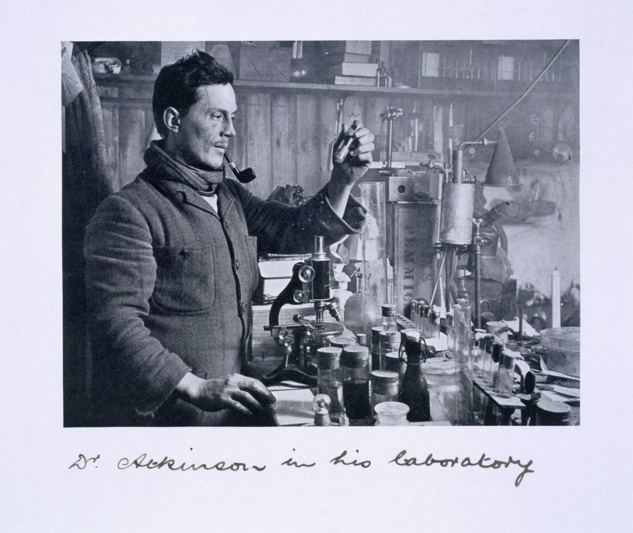 Dr. Atkinson ve své laboratoři z 