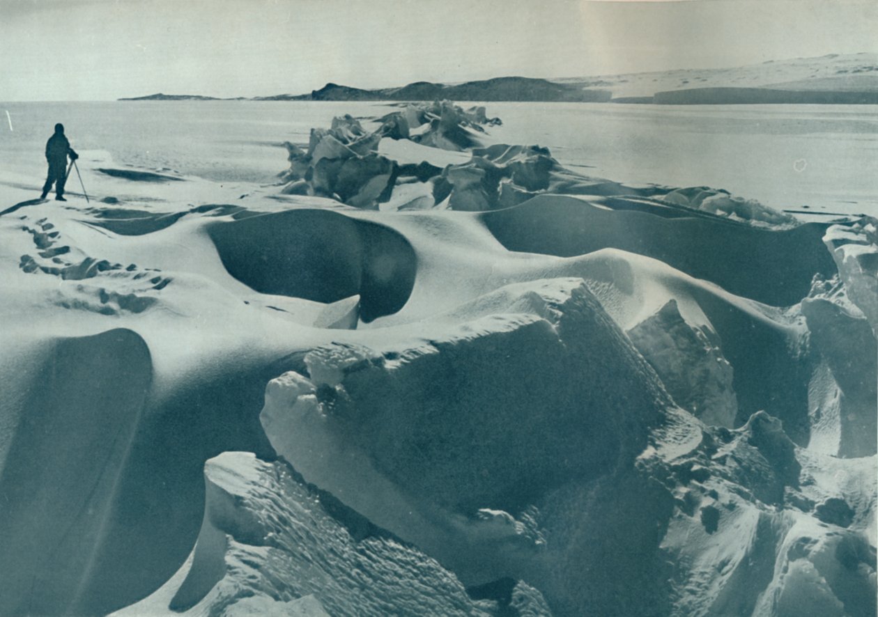 Tlakový hřeben v mořském ledu běží směrem k Cape Barne, 1911, 1913 od Herbert Ponting