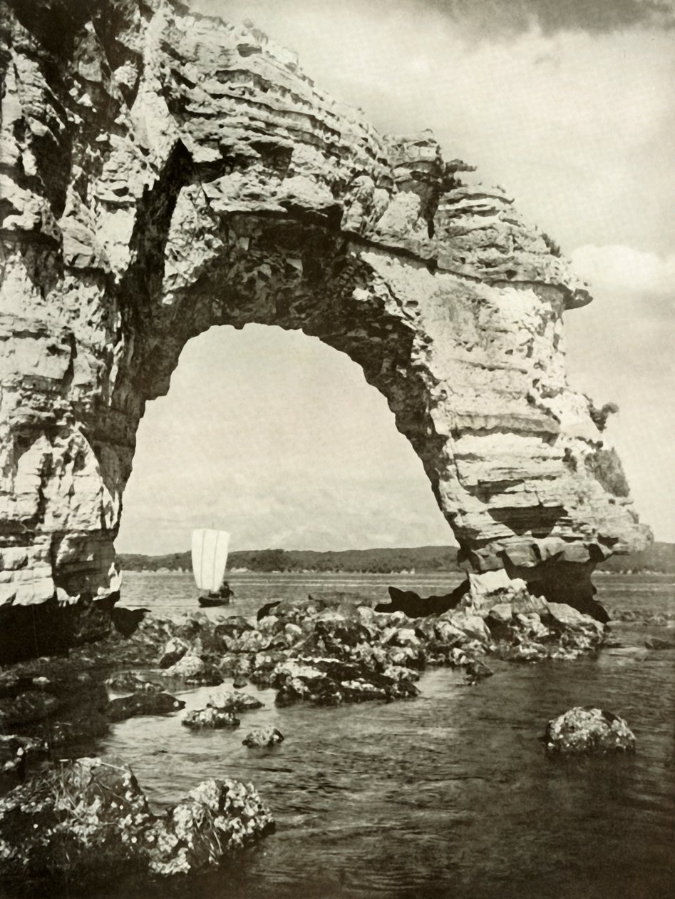 A Sea-Worn Arch at Matsushima, 1910. od Herbert Ponting