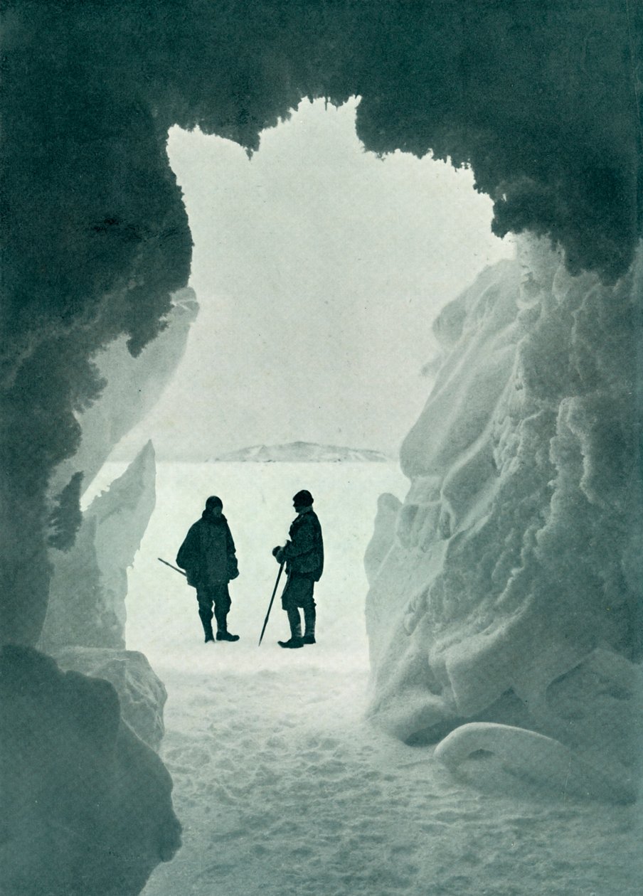 Ledová jeskyně - Stanový ostrov v dálce Kapitán Scott a Wright, c1911, 1913 od Herbert Ponting
