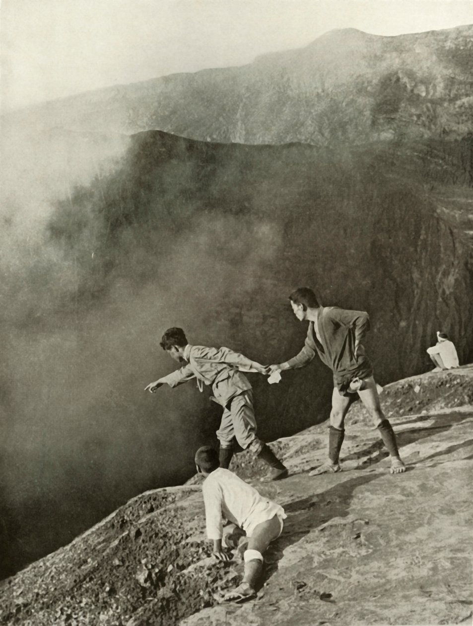Na okraji kráterů, Aso-San, 1910. od Herbert Ponting