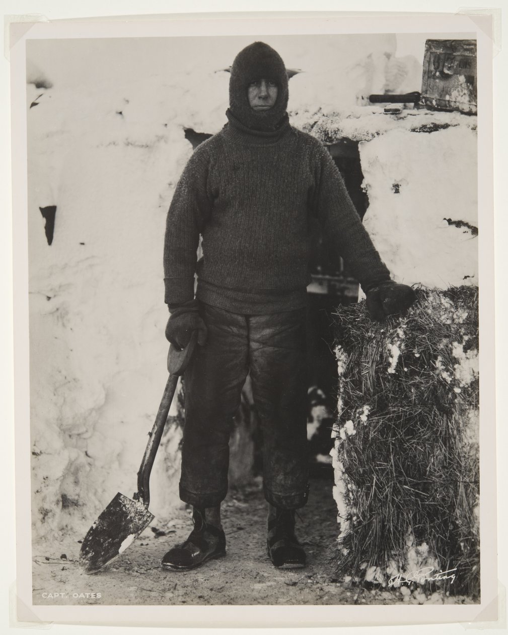 Kapitán Oates během expedice Terra Nova (1910–1913) na jižní pól (bromový tisk) od Herbert Ponting