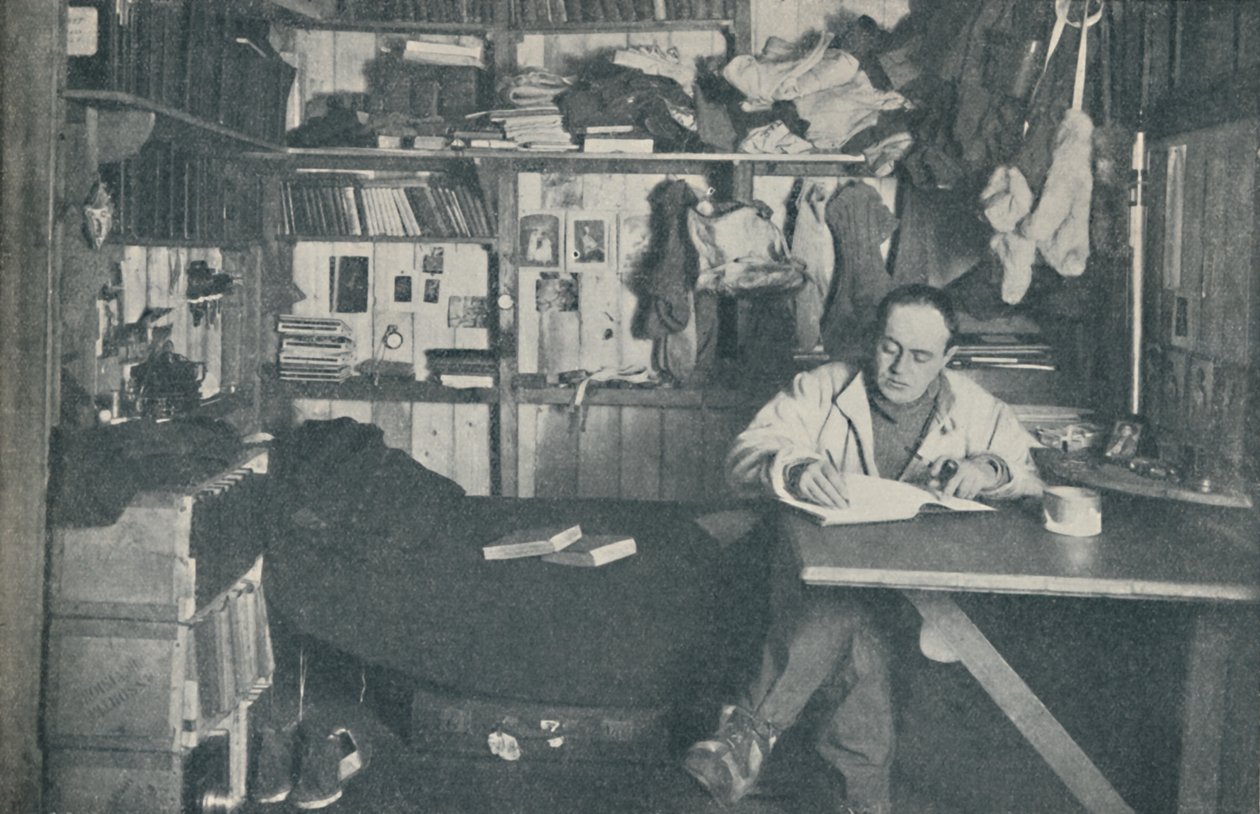 Kapitán R. F. Scott, R. N., píšící si do deníku, c1911, 1936. od Herbert Ponting