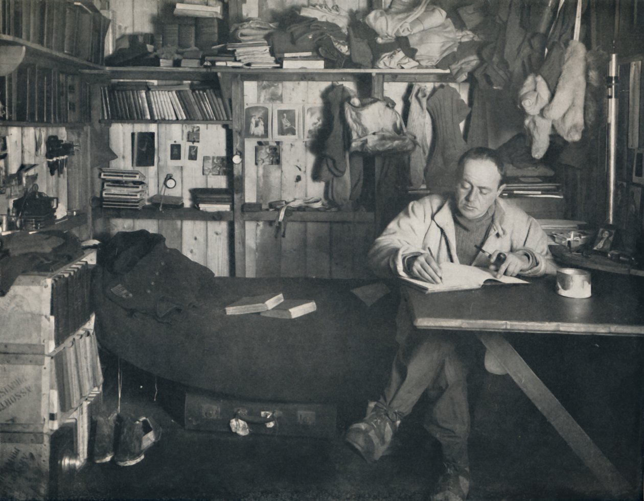 Kapitán Scott píše svůj deník v chatě na Cape Evans, c1911, 1914. od Herbert Ponting
