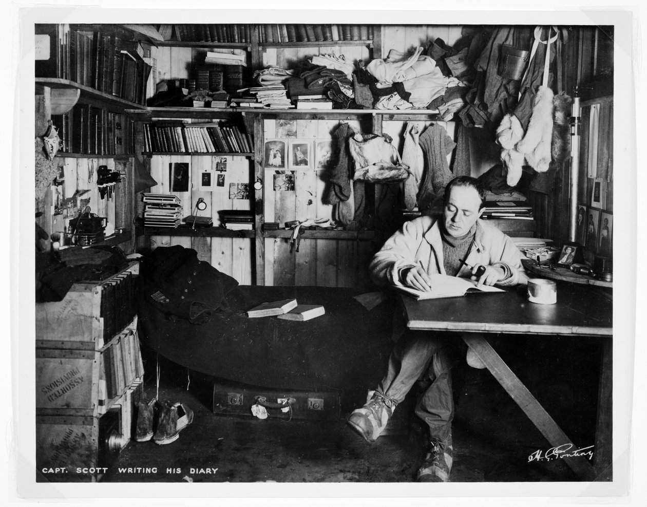 Kapitán Scott píše svůj deník během expedice „Terra Nova“ (1910–1913) na jižní pól (bromový tisk) od Herbert Ponting