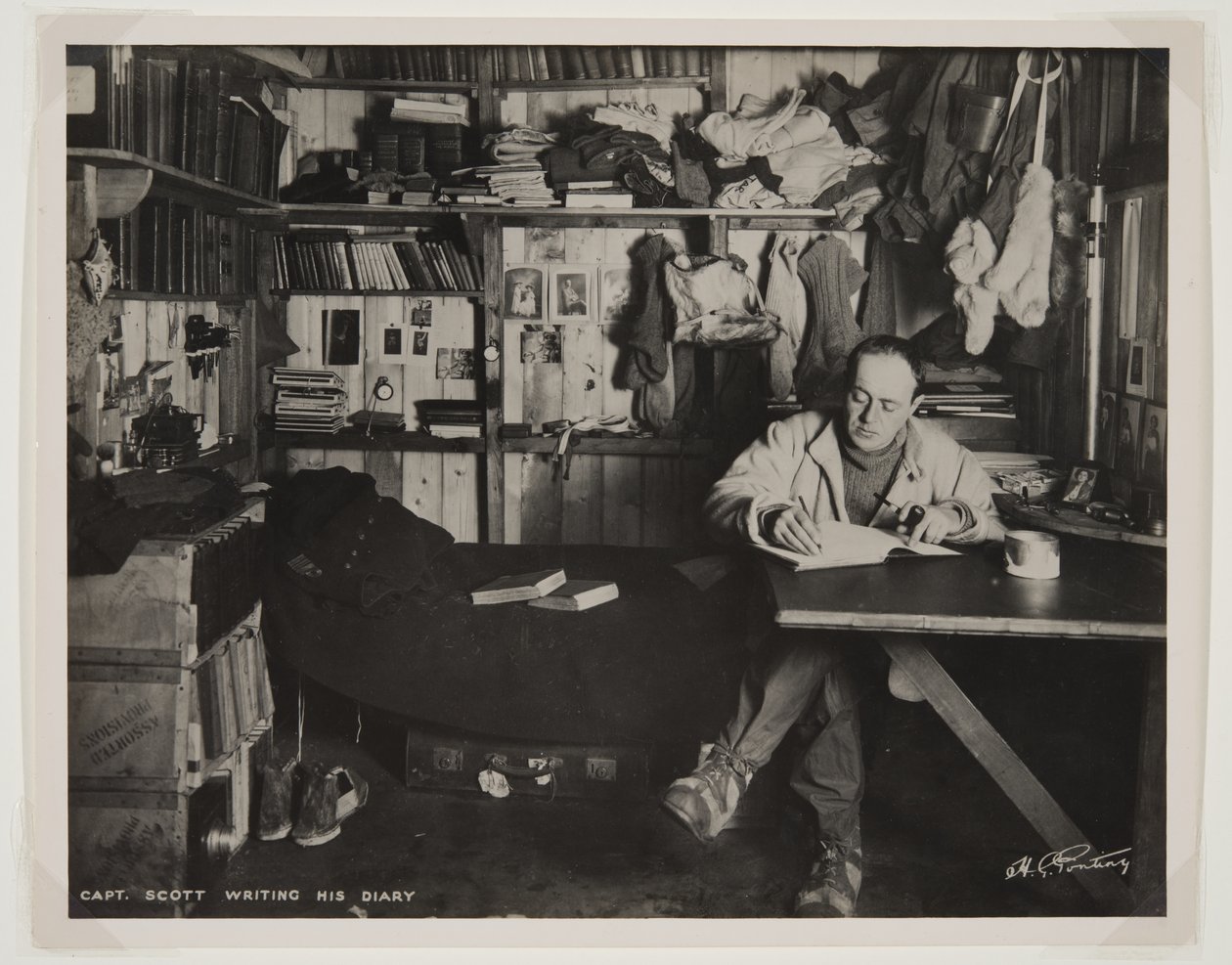 Kapitán Scott píšící svůj deník během expedice Terra Nova (1910-1913) na jižní pól (bromový tisk) od Herbert Ponting