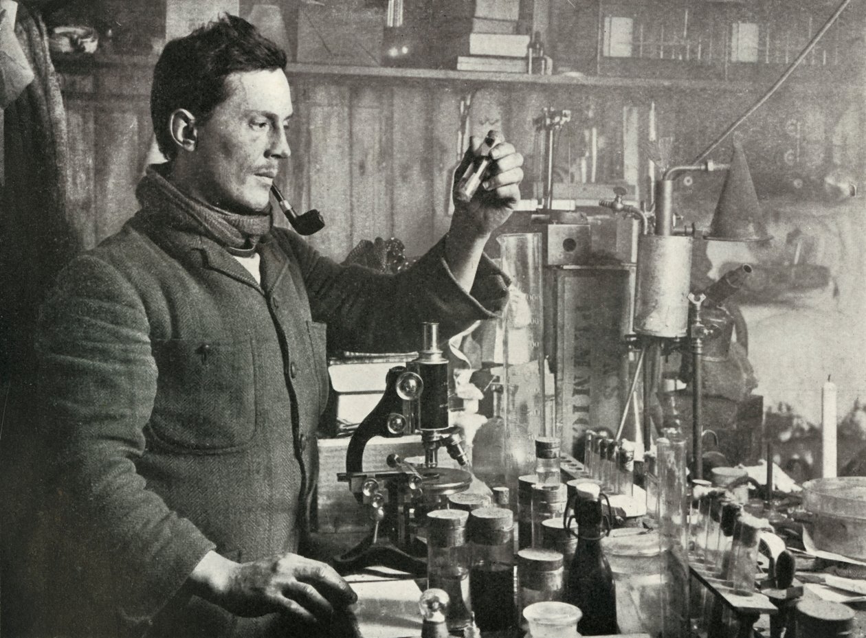 Dr. Atkinson ve své laboratoři, 15. září 1911, 1913 od Herbert Ponting