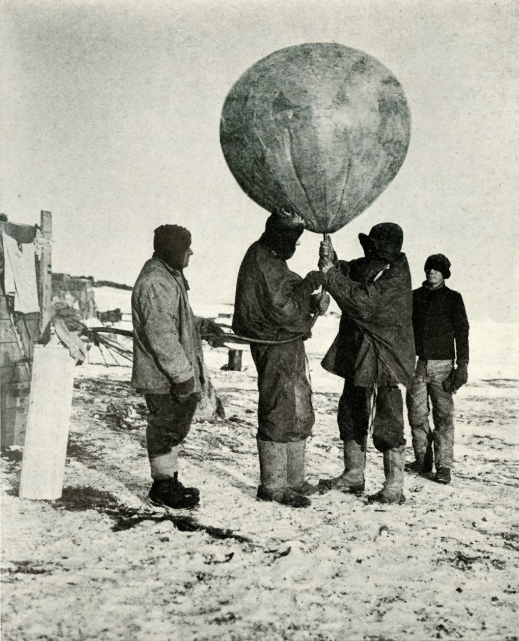 Dr. Simpson posílá balónek, 1911, 1913 od Herbert Ponting
