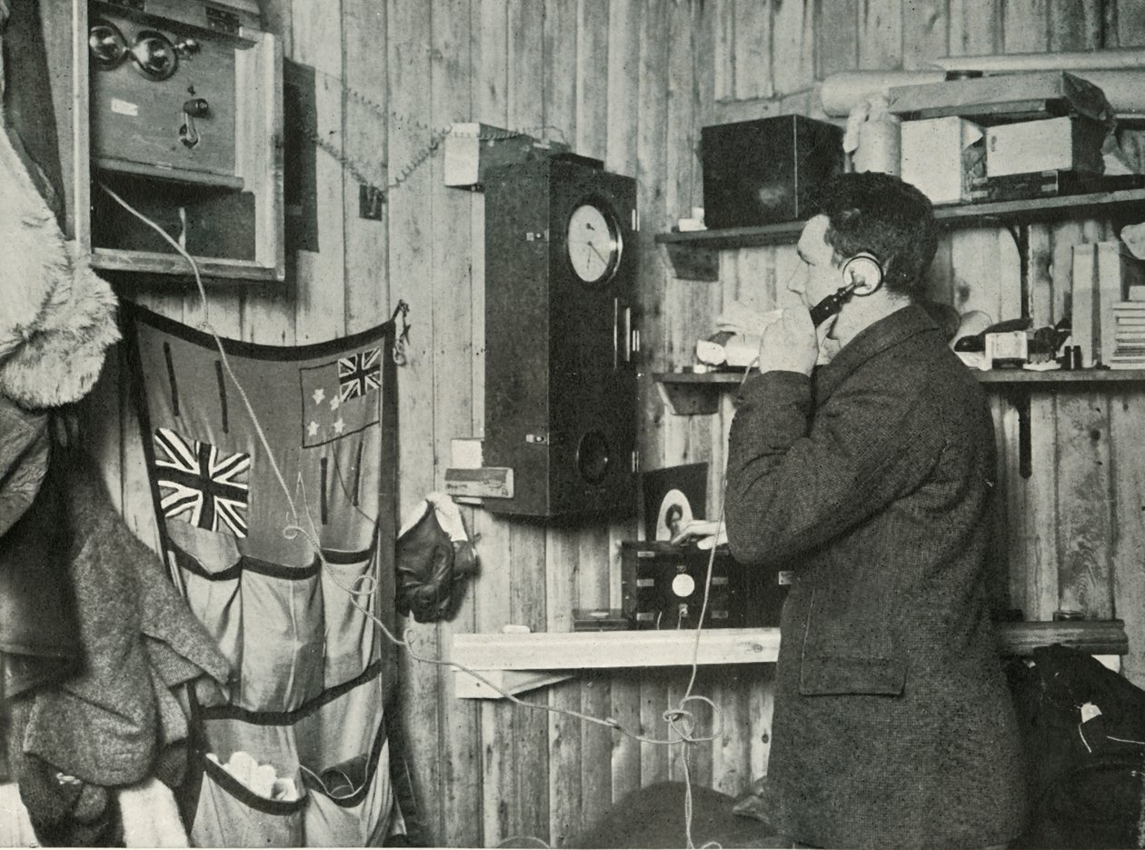 Dr. Simpson v chatě na druhém konci telefonu Načasování pozorování, c1911, 1913 od Herbert Ponting